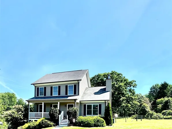 1688 Buffett Cir, Hickory, NC 28602