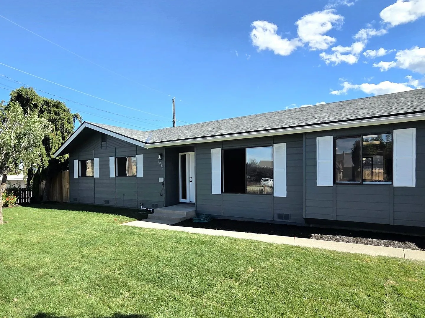 Beautifully Renovated 3-Bed. + Den, 2-Bath Rambler For Rent! ** Landscaping Included!! ** + W/D! — Photo 1