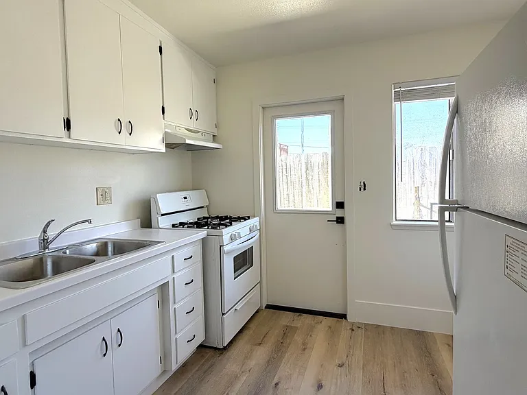 125 S L St — Photo 6