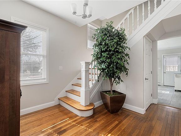 3rd image of 2037 Cranston St