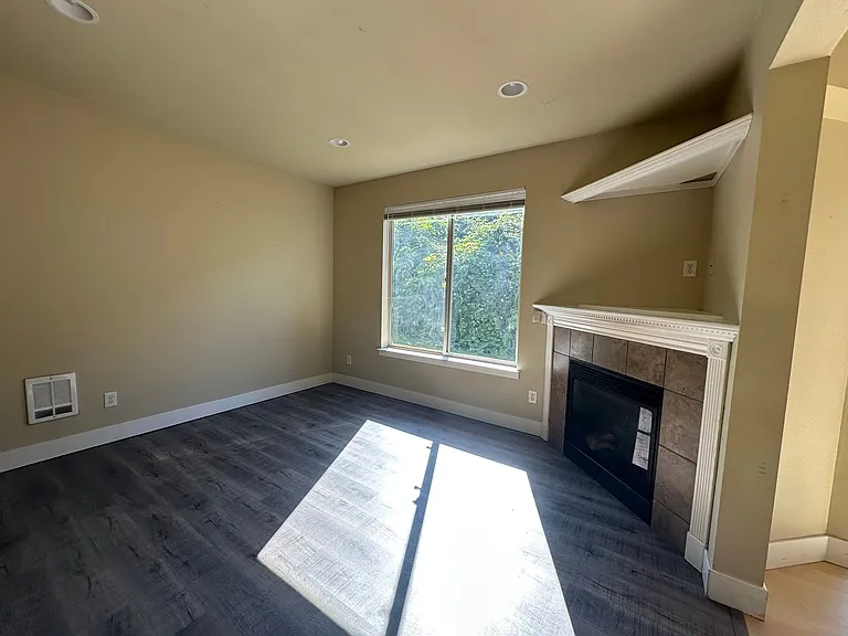 901 Gladstone St — Photo 11