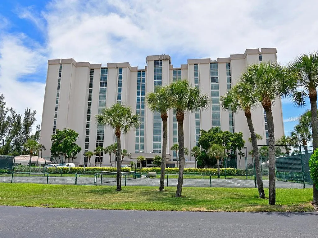 2 bed, 2.0 bath, 1513 sqft, $10,500 — Photo 2
