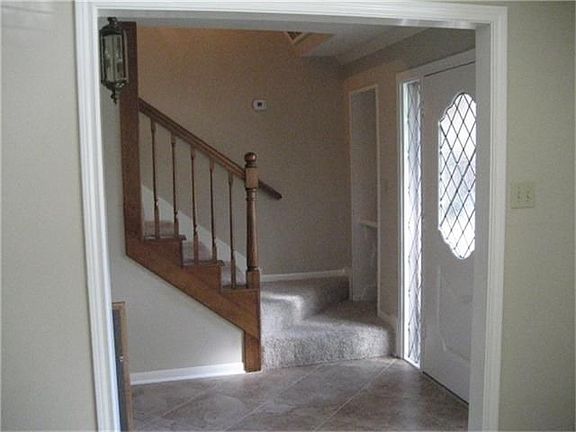 Enrtryway Has New Tile, Fresh Paint And Beveled Door