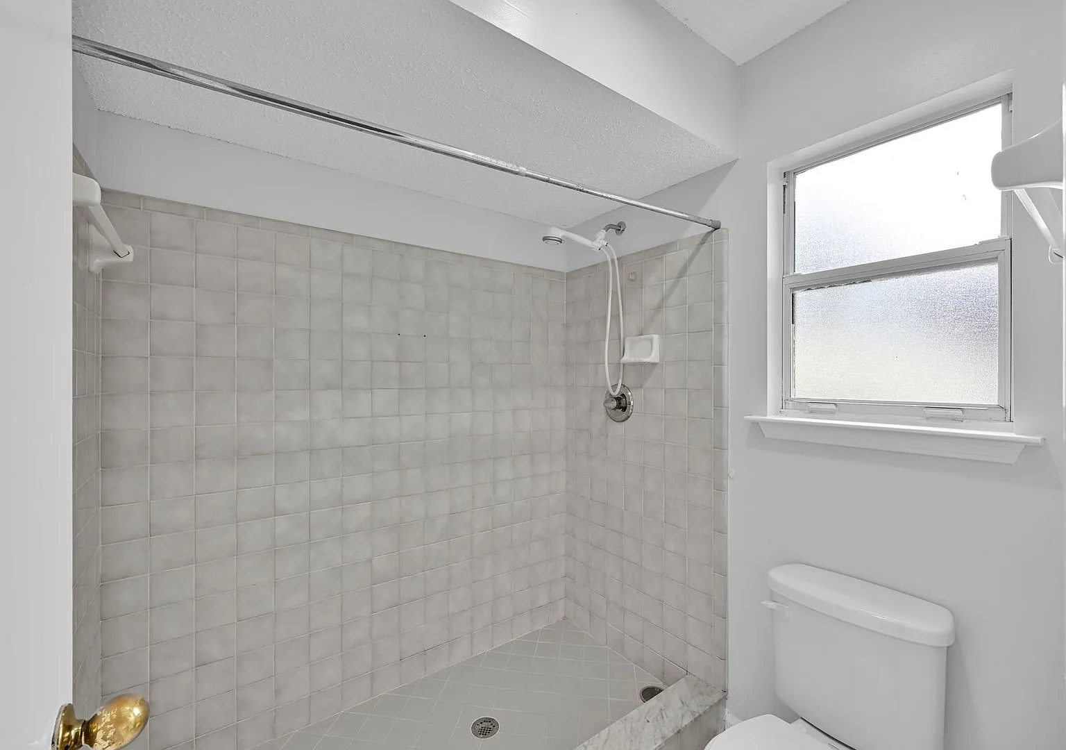 Welcome to this charming 3 bedroom, 2 bathroom home located in Jacksonville, FL - Move In Now & P... — Photo 4
