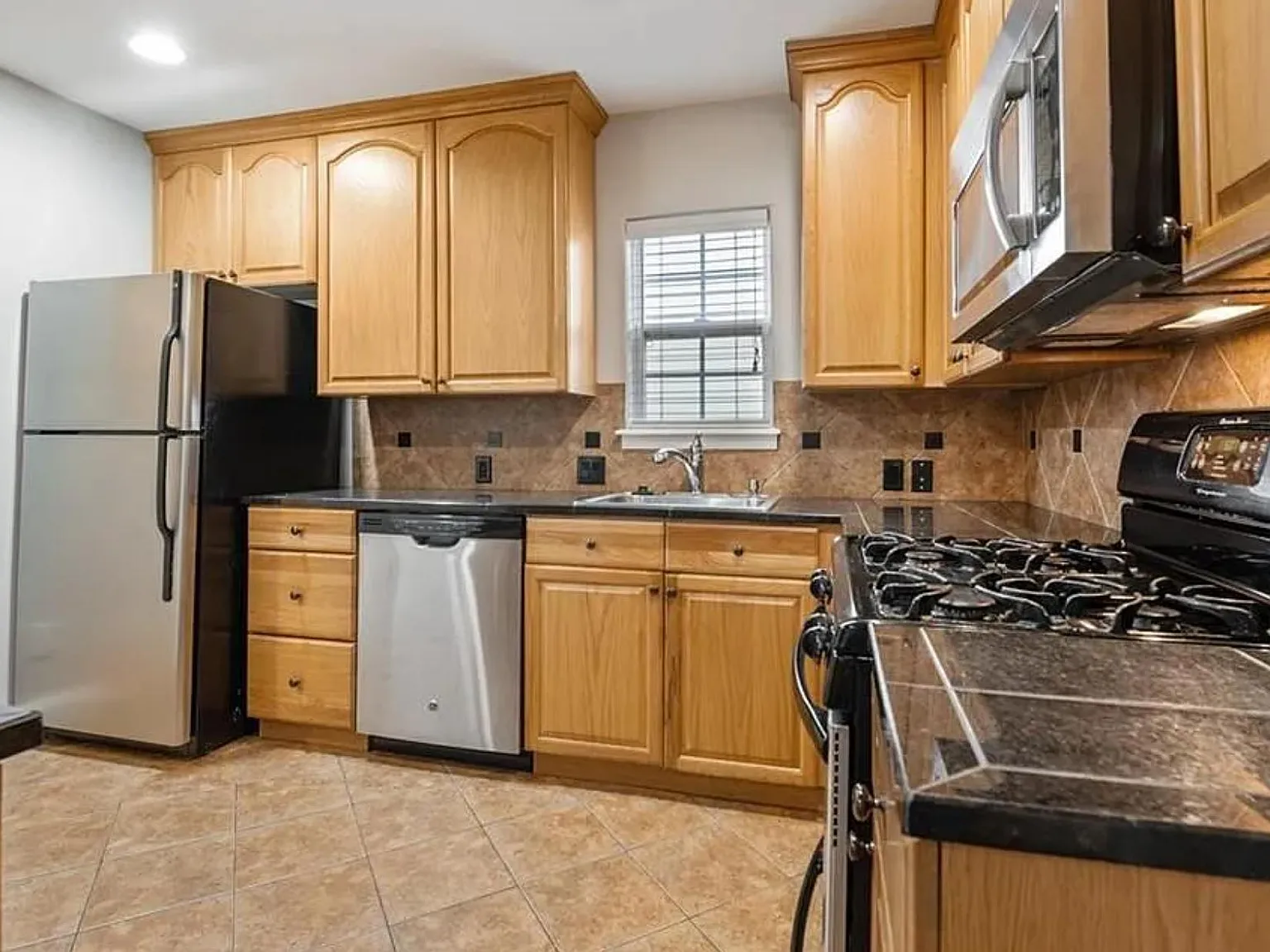 4 bed, 2050 sqft, $4,100 — Photo 4