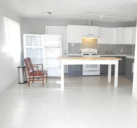 3 bed, 1.0 bath, 1200 sqft, $1,300 — Photo 3