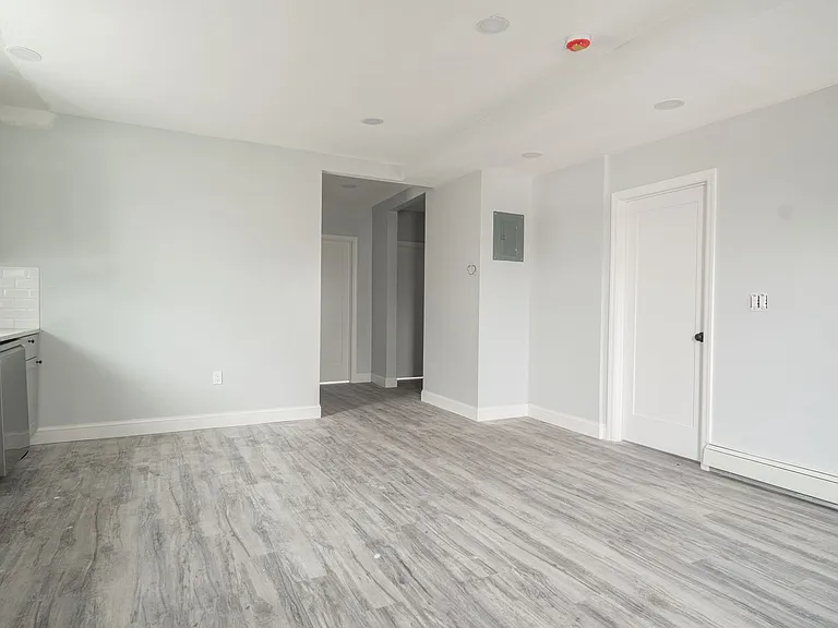 194 N Chestnut St — Photo 8