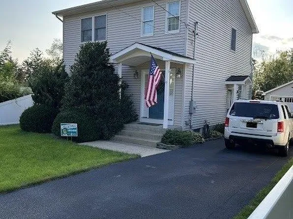 27 E Lake Terrace, Ronkonkoma, NY 11779