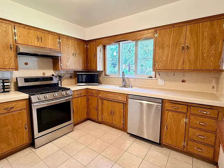 131 S Harvard Blvd — Photo 16