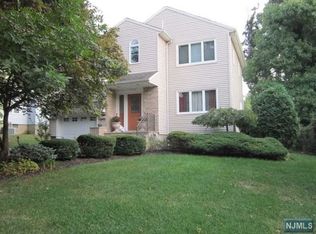 130 Arnot Pl, Paramus, NJ 07652