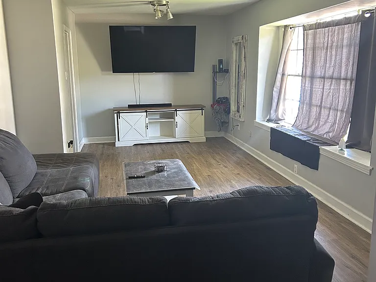 669 Fairlawn Dr — Photo 2