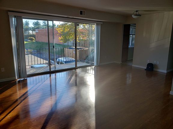 3rd image of 1805 William St Unit 101A