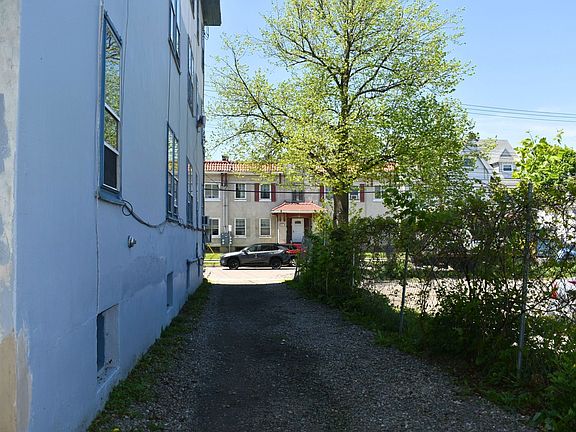 4th image of 86 Oak St