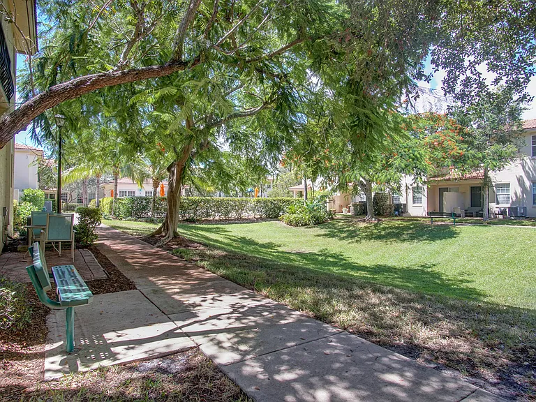 1020 E Longport Cir #F2 — Photo 23