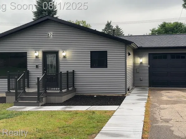 42 Hartley St, Lapeer, MI 48446