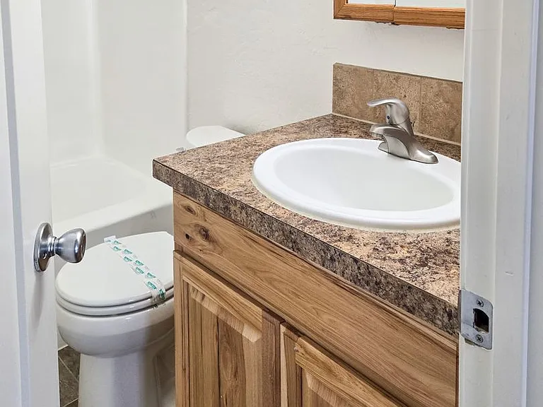 Apartment in West Salem near banks, shopping areas, bus lines, and downtown! ~ Colonial — Photo 29