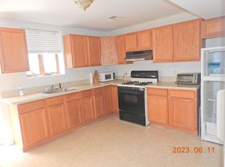 32 Petersons Ln, Staten Island, NY 10309
