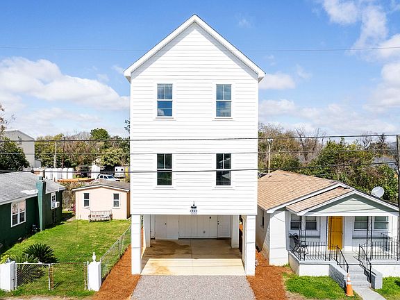 2nd image of 2028 Arbutus Ave