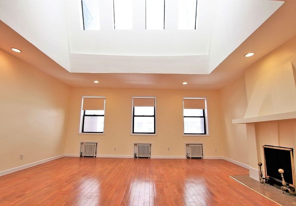 1st image of 28 W 47th St Unit 5A
