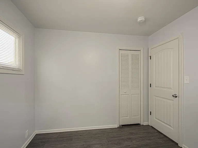 10810 Ewing Ave — Photo 12