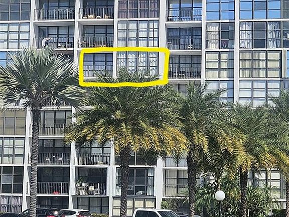 2nd image of 1000 Parkview Dr APT 605