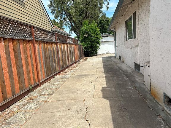 4th image of 412 Menker Ave