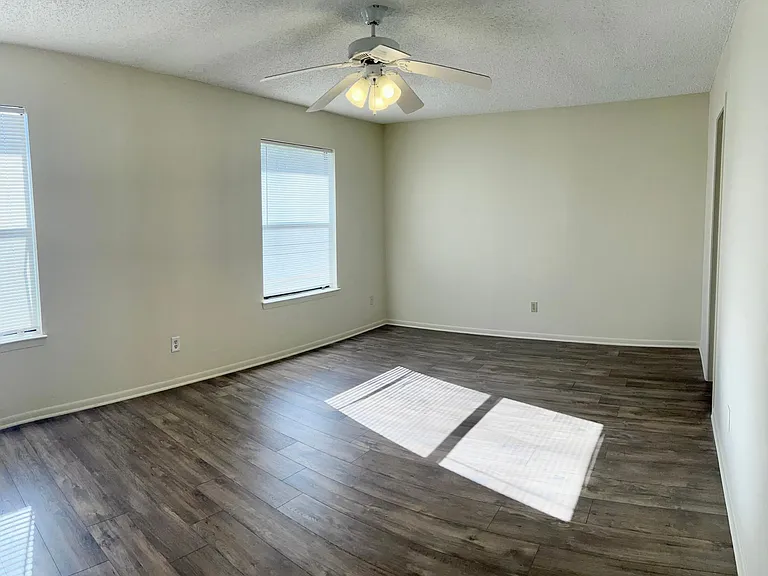 300 Lucy Ln — Photo 13