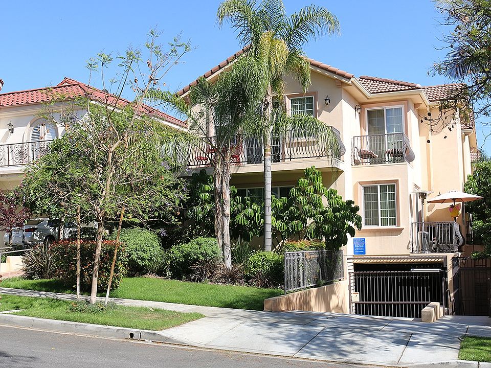 exterior view of townhouse complex