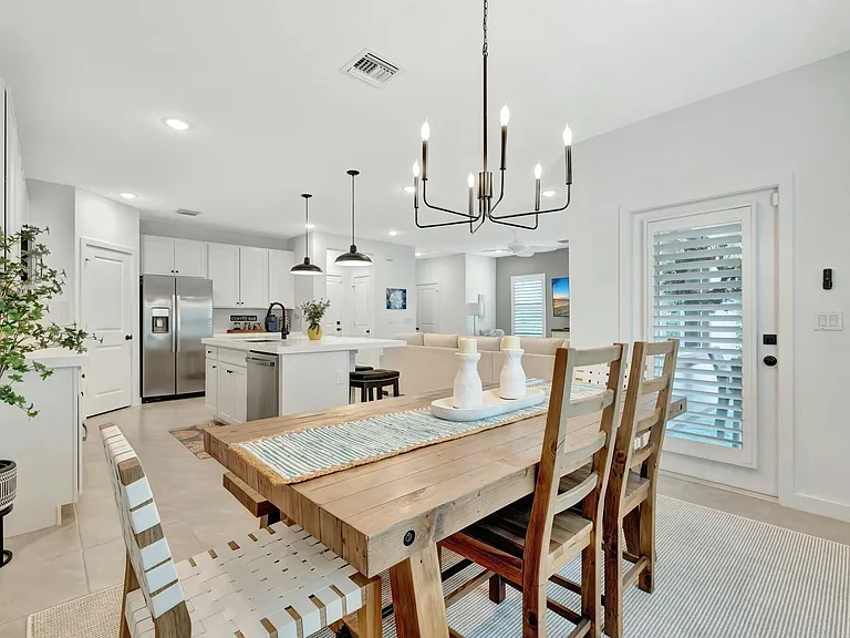 601 NE Waters Edge Ln — Photo 25