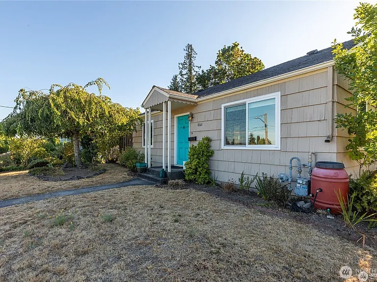 8601 36th Ave SW — Photo 2