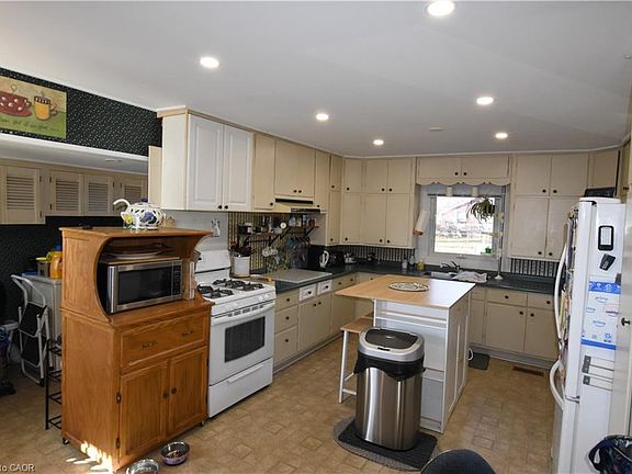5th image of 122 Bruce St