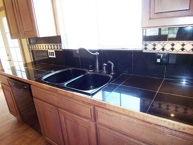 220 Pershing Ln photo 1