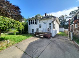 91 Centre St, Woodmere, NY 11598