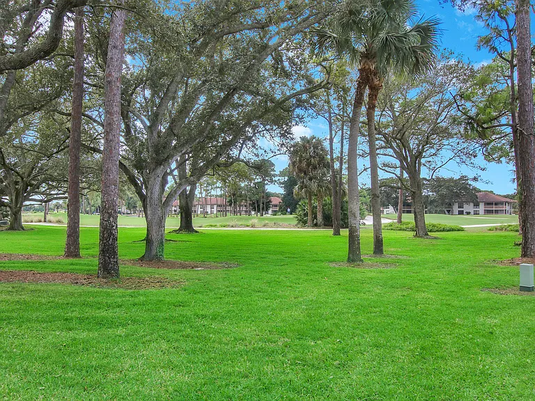 533 Club Dr — Photo 18