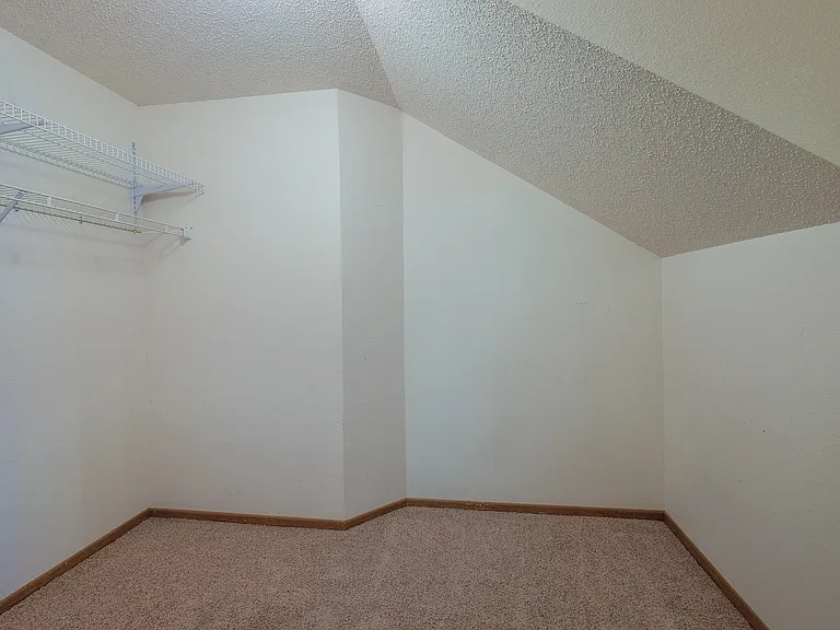 Fargo, ND Bridgeport Apartments | Closet