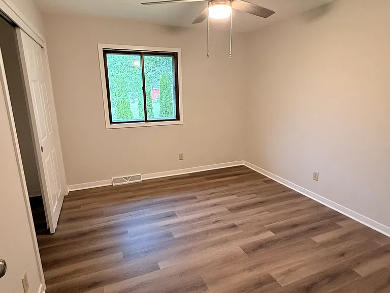 205 Hilltop Cir — Photo 8