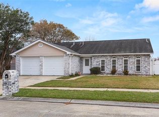 957 Kingsway Dr E, Gretna, LA 70056