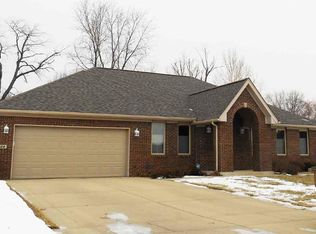 5122 Columbia Dr, Columbus, IN 47203