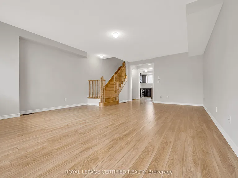 13 Shiff Cres — Photo 5