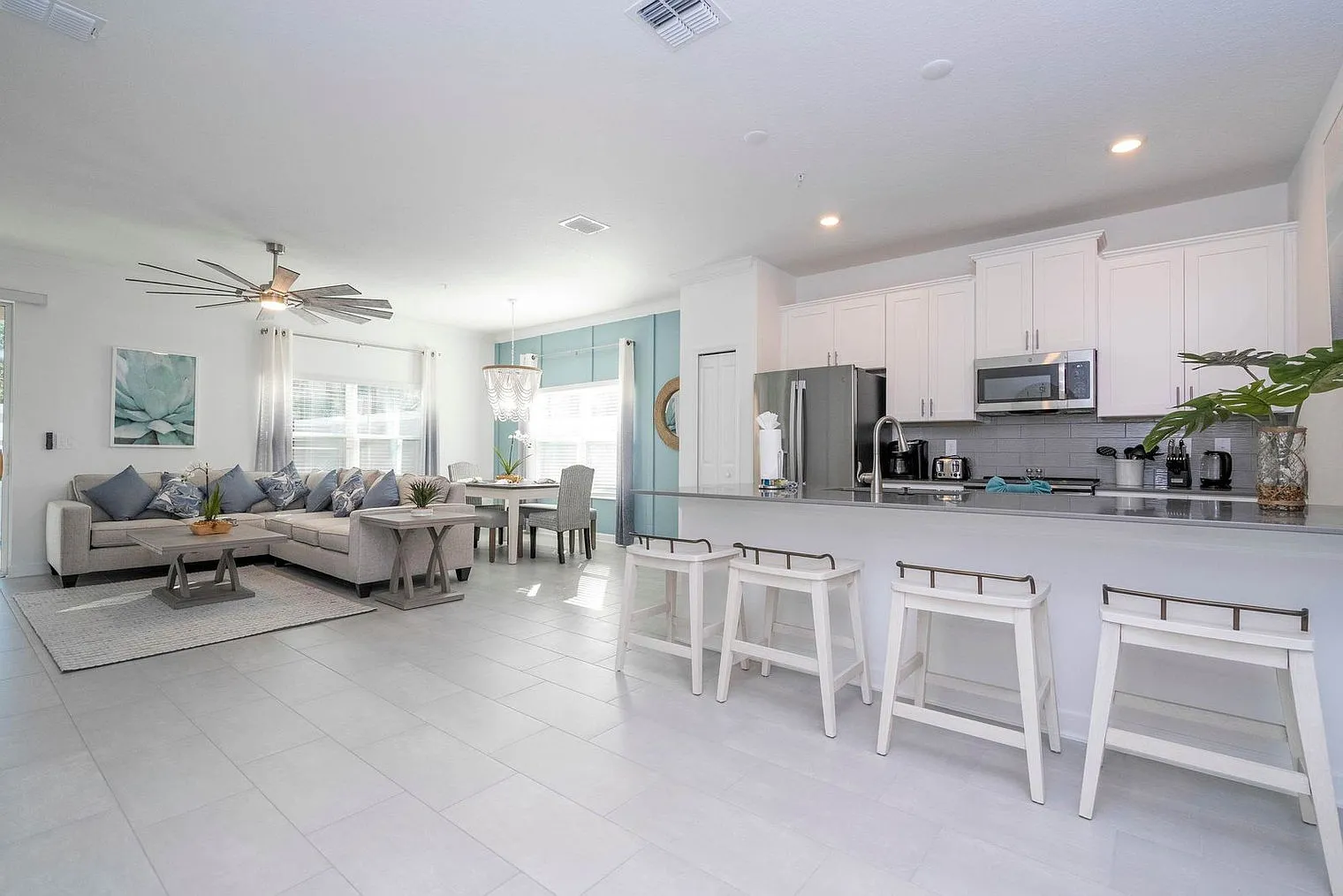 5 bed, 4.0 bath, 2992 sqft, $5,711 — Photo 2