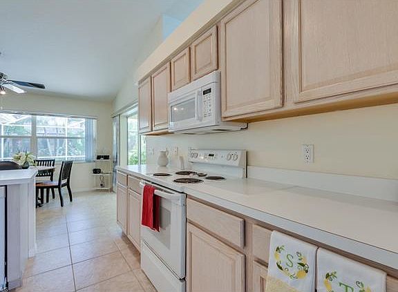 4th image of 2114 SW 52nd Ter