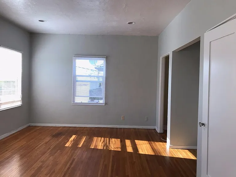 1197 N Ardmore Ave — Photo 2
