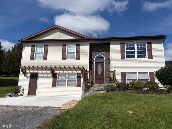 8 Scenic View Ln, Paw Paw, WV 25434