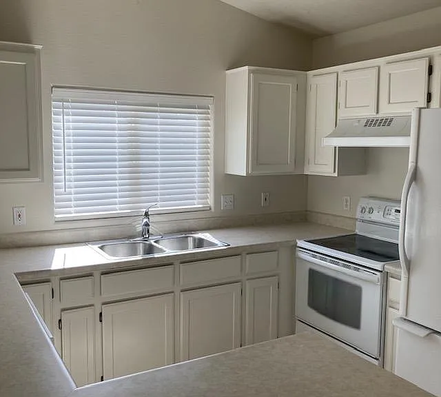444 Sunland Dr — Photo 4