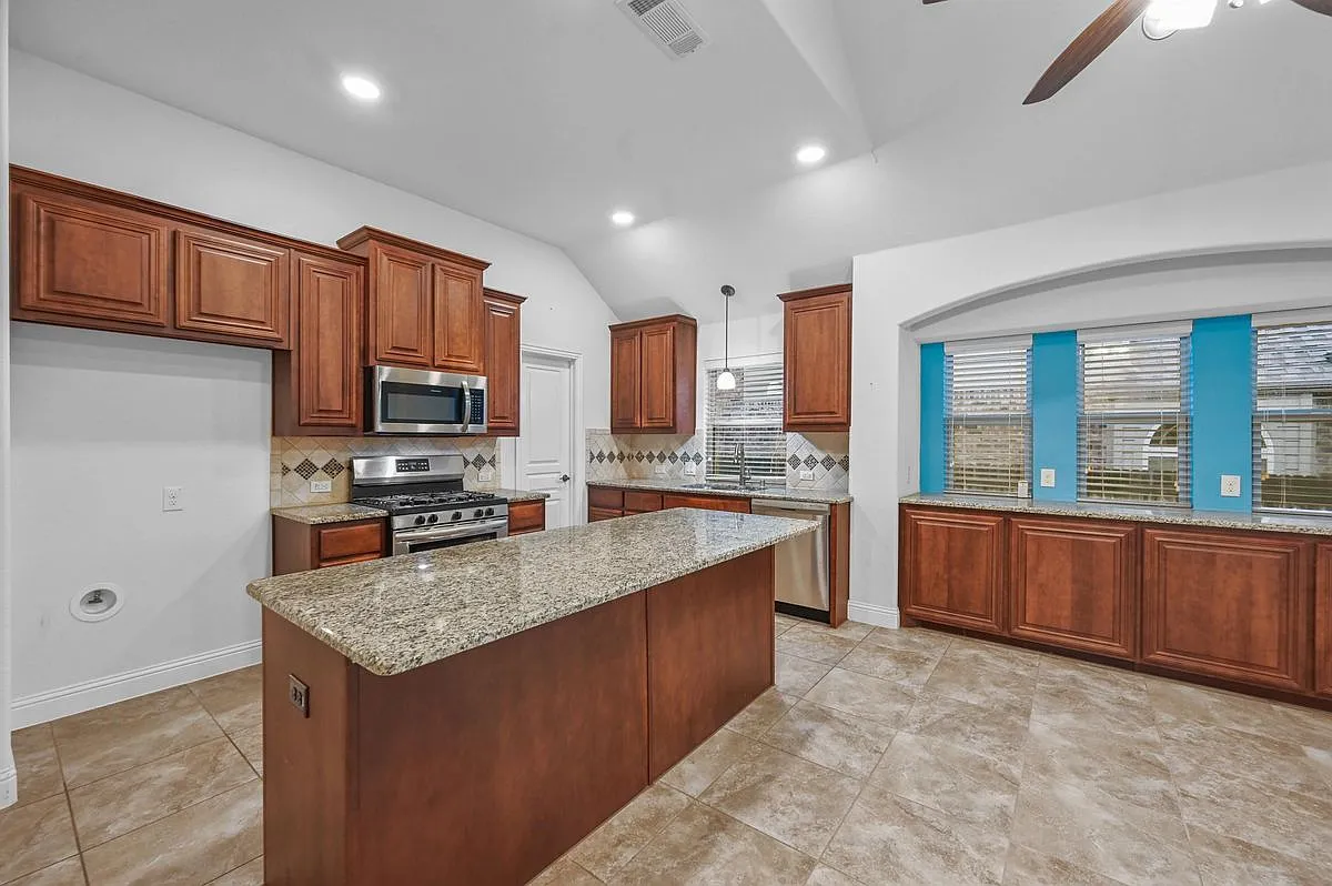 4 bed, 3.0 bath, 2806 sqft, $3,300 — Photo 4