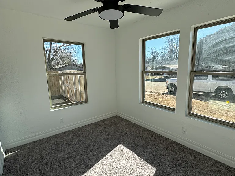 212 E Kirk St — Photo 6