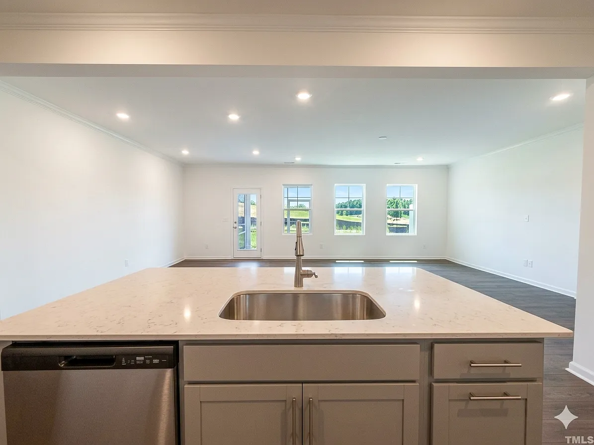 3 bed, 1924 sqft, $2,100 — Photo 3