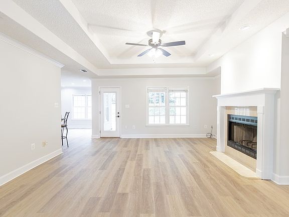 4th image of 405 Shirley Pl