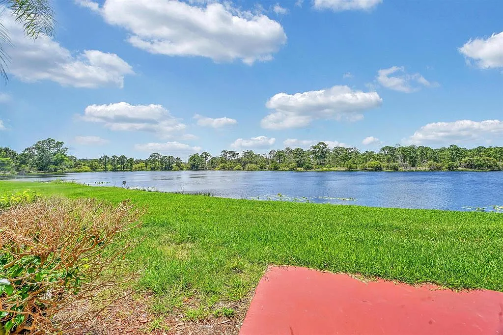 3 bed, 2.0 bath, 1255 sqft, $2,395 — Photo 4