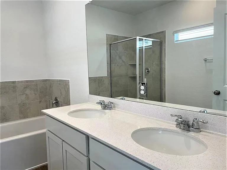 1424 Linwood St — Photo 9